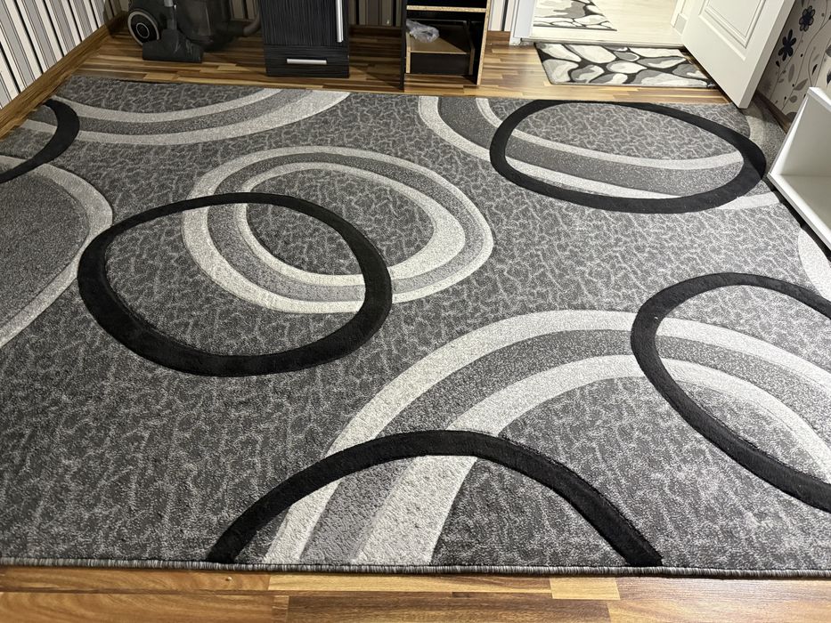 Продаётся ковёр в хорошем состоянии.