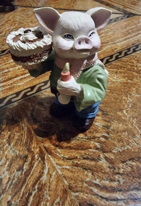 Statueta Pig With Cake.