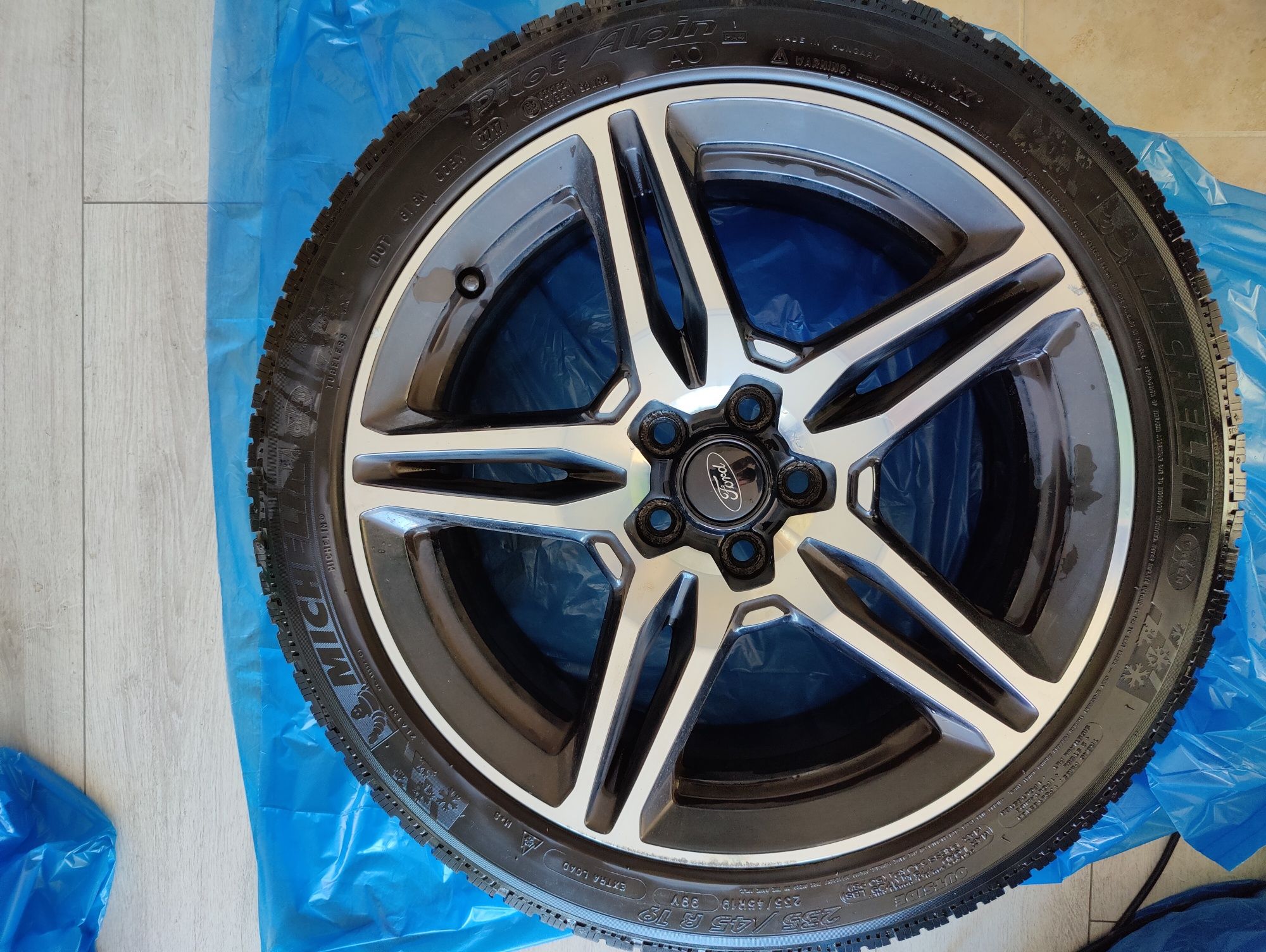 Roti cu jante pe r19  5x108 Ford kuga anvelope iarna 235 45 r19