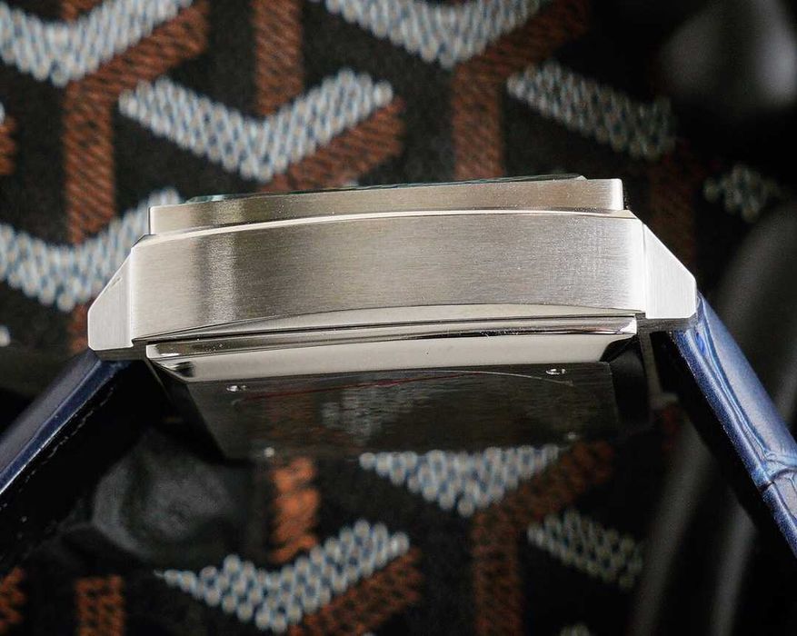 TAG Monaco Calibre 12 с кварцов механизъм