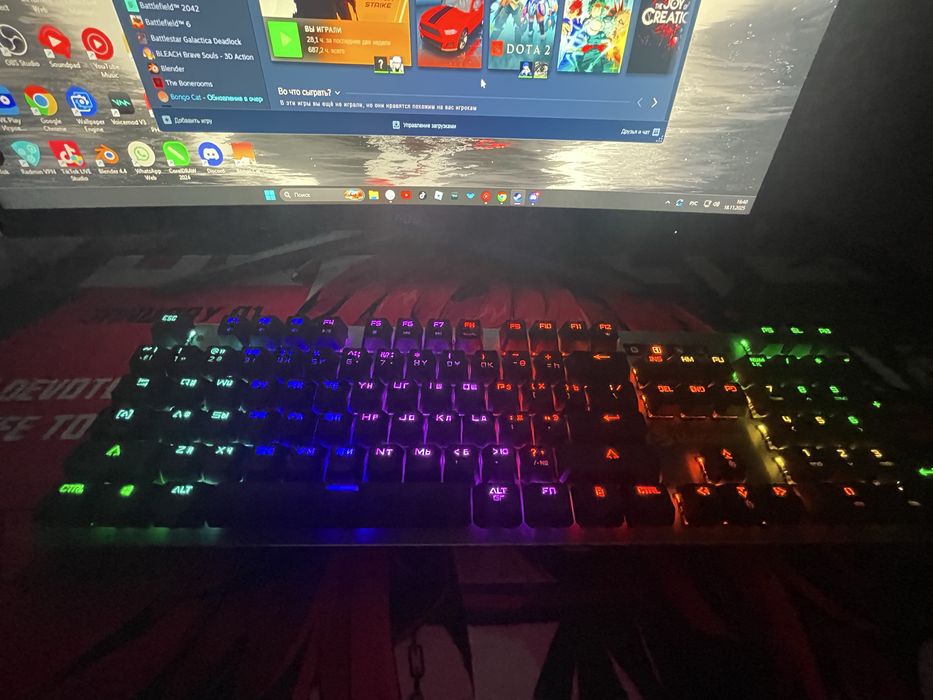 Игровая клавиатура (механическая, 2 мышки, наушники, коврики и кейкапы