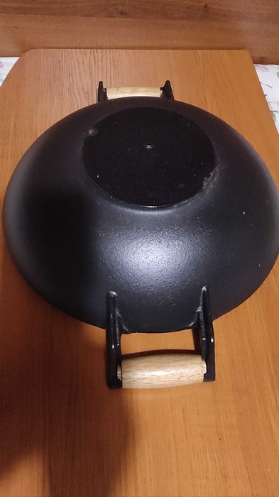 Много голям и масивен дълбок чугунен тиган