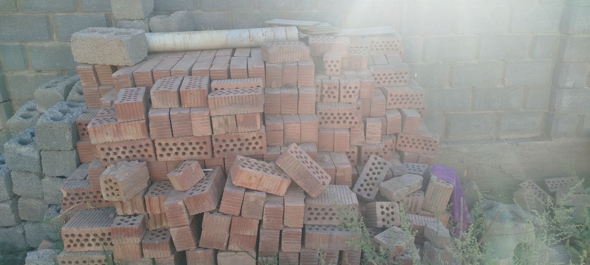 Продаю кирпичи 1,5 имеется 500штук