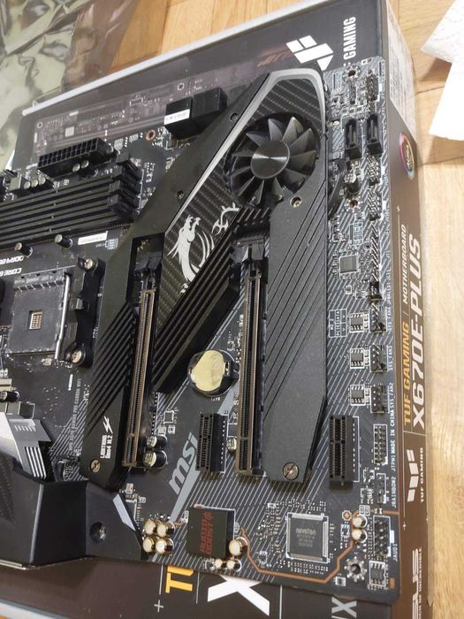 MSI X570 Gaming Pro CARBON Wi-Fi (със забележка)