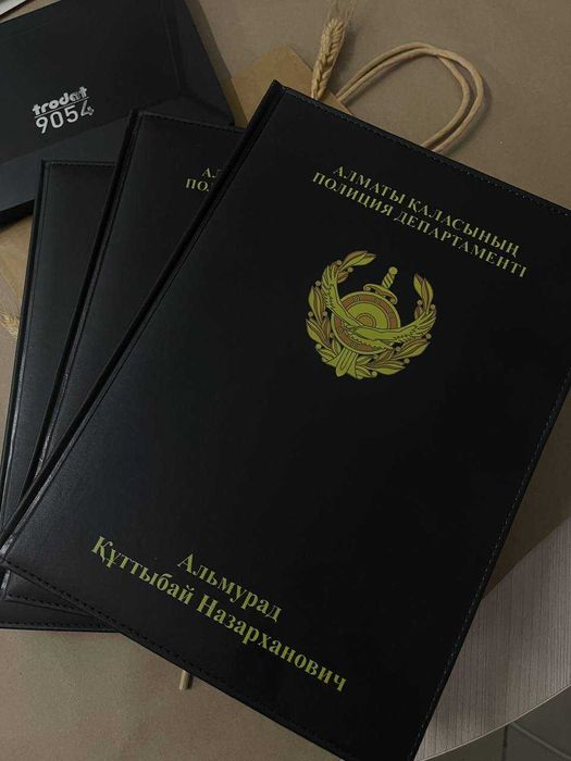 Корпоративные папки с логотипом и гравировкой имени 4845