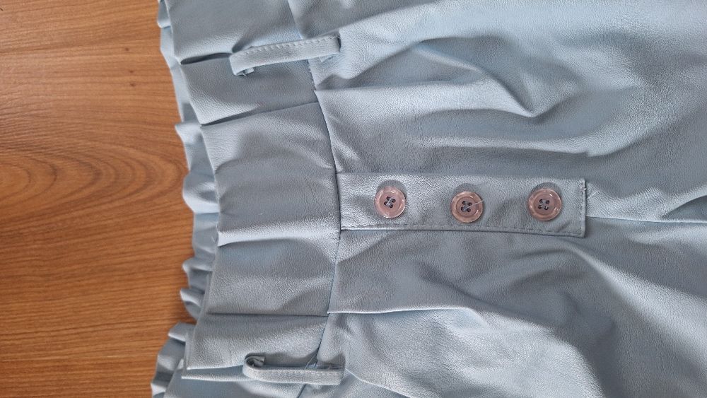 Ефектни кожени къси панталонки в светло синьо