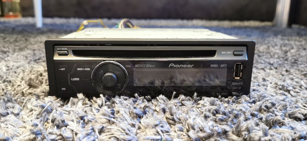 Продава се cd player Pioneer DEH-4000UB
