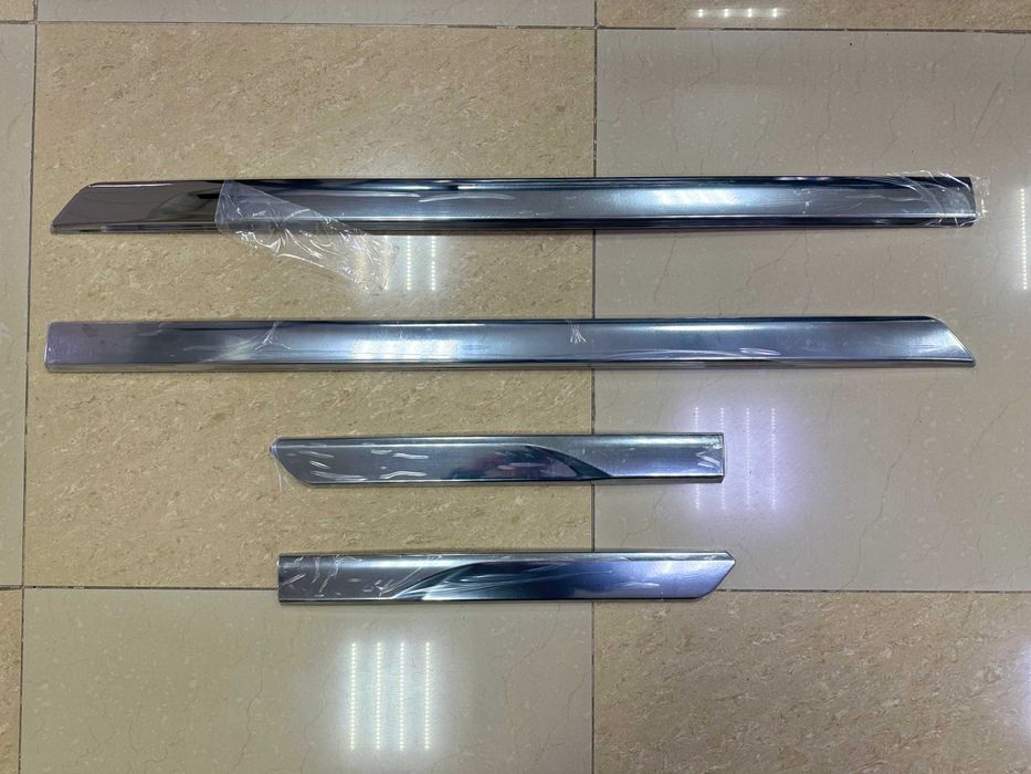 Молдинги дверей (хром) на Toyota Land Cruiser 300