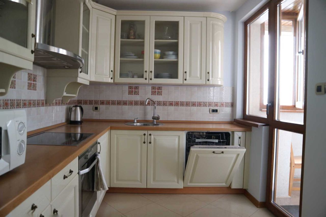 Дава се под наем Тристаен апартамент в София, Изток - 120 кв.м за 960 € - Снимка #2