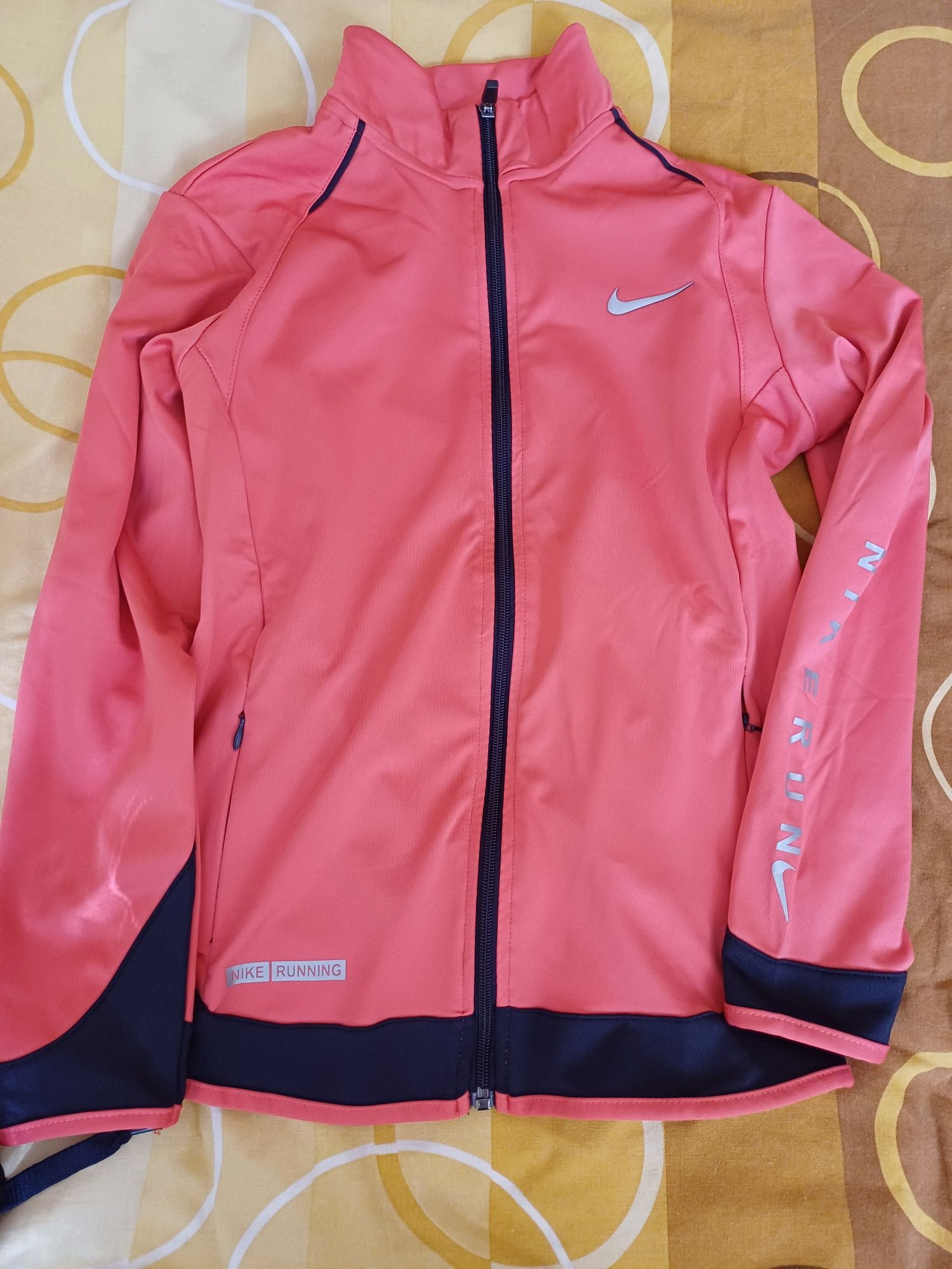 Продавам детски екип.