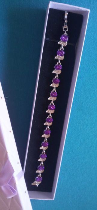 Елегантна, нова, сребърна гривна в кутия