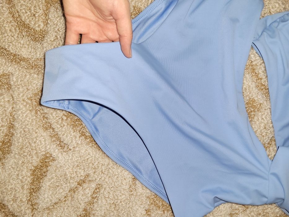 Costum de baie întreg, cu decupaj