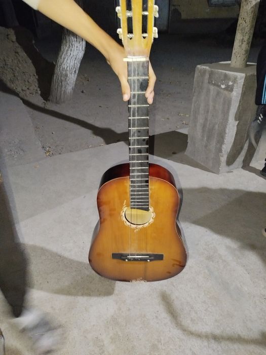 Gitara hamma joyi butun lekin uchta simi uzilgan
