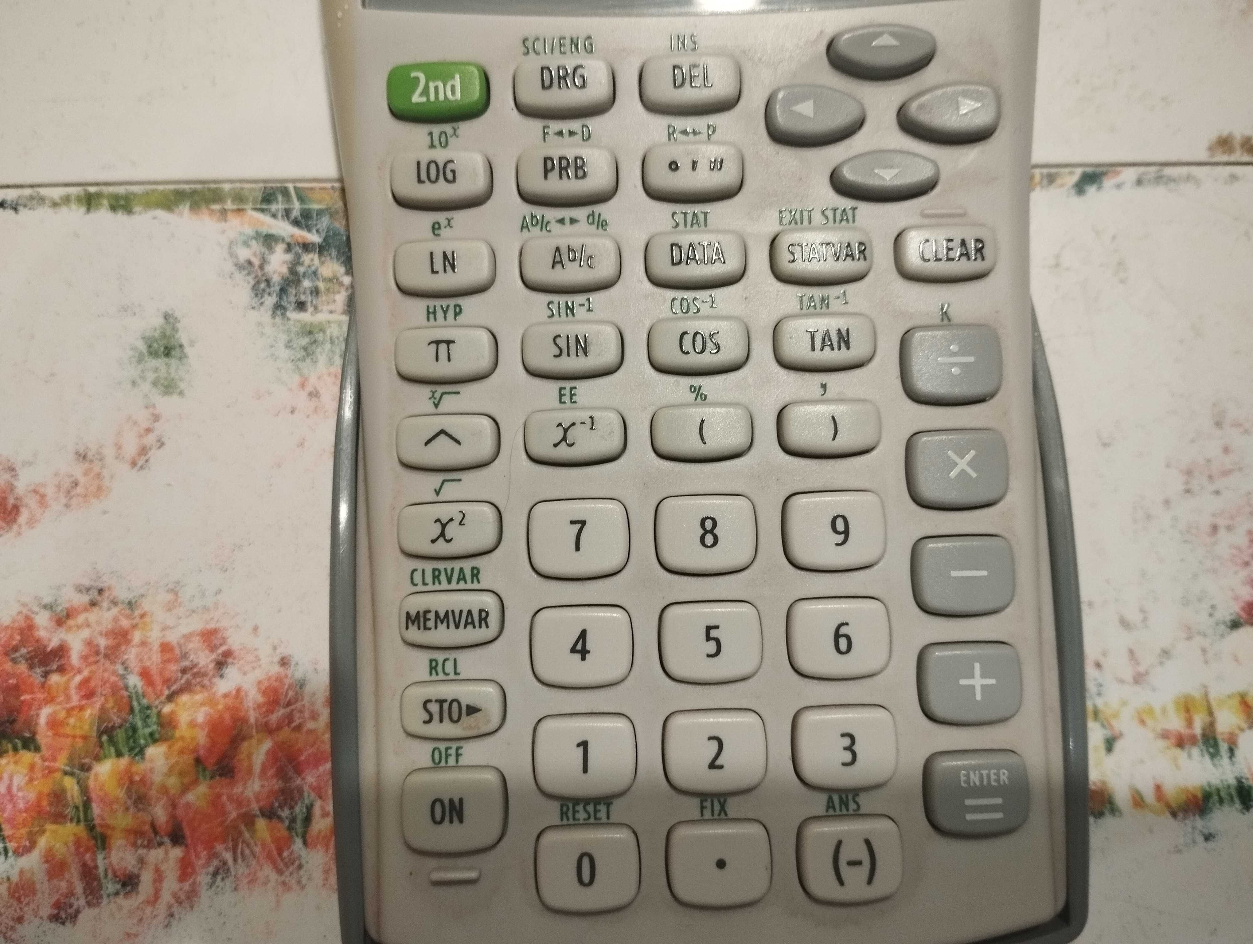Научен калкулатор Texas Instruments TI-30XIIS, работещ отлично.