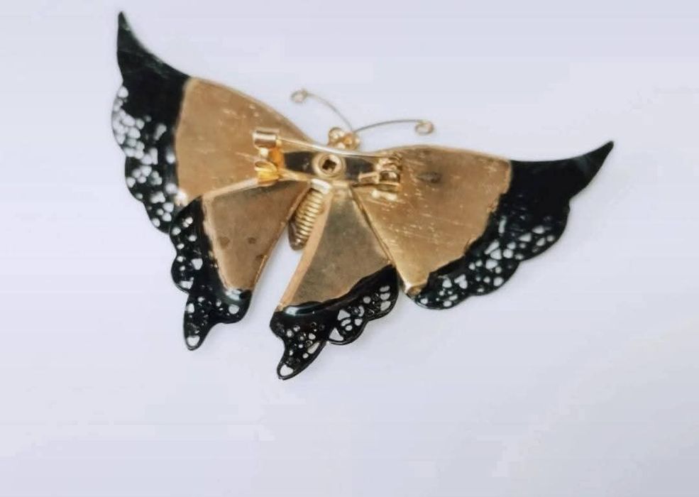 Brosa vintage fluture filigran cu email și flori roz