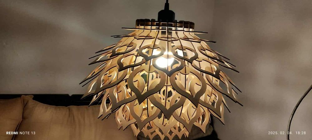 Vând lustră elegantă din lemn MDF