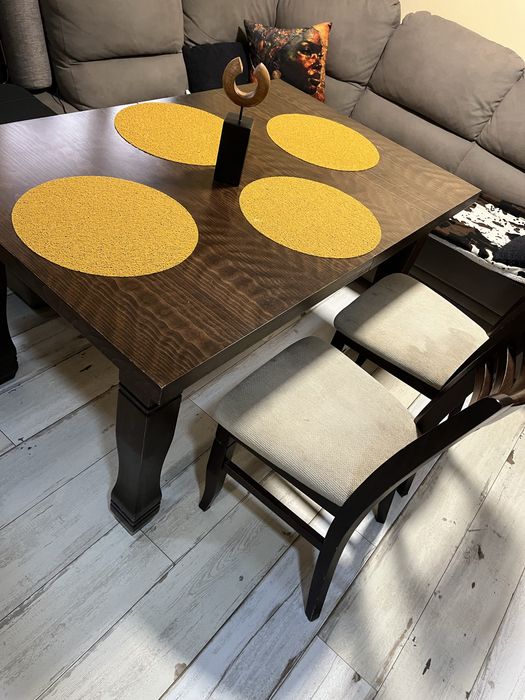 Трапезна маса с три стола