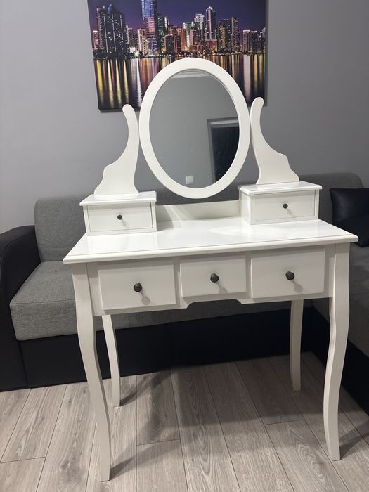 Masa de machiaj alba