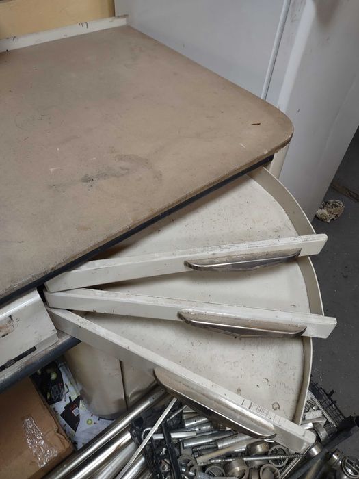 Старо метално зъботехническо бюро с плот от камък и лампи