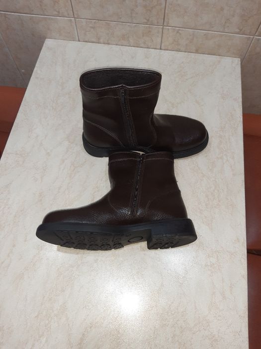 Cizme pentru bărbați din piele naturală.