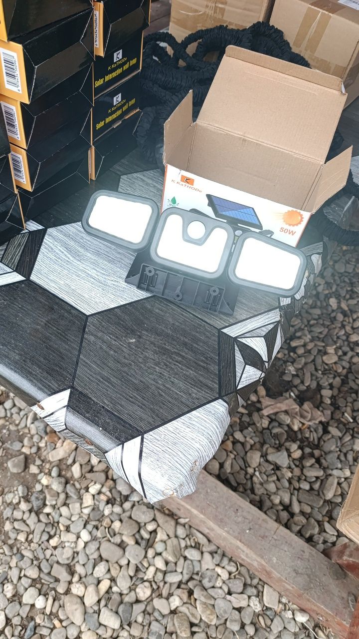 • Lampa LED exterior, cu senzor