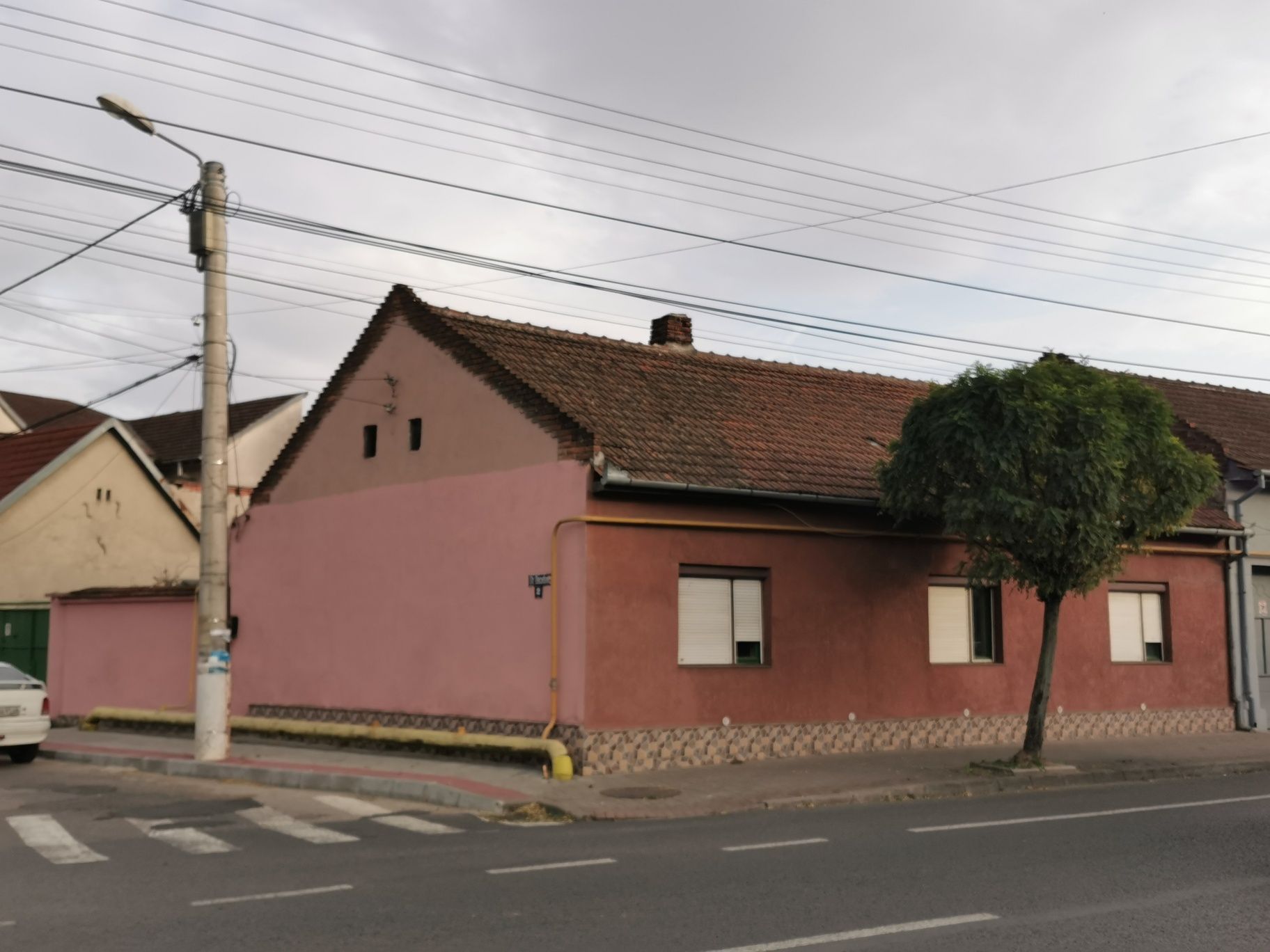 Ofer casa spre închiriere doar pentru spatii comerciale!