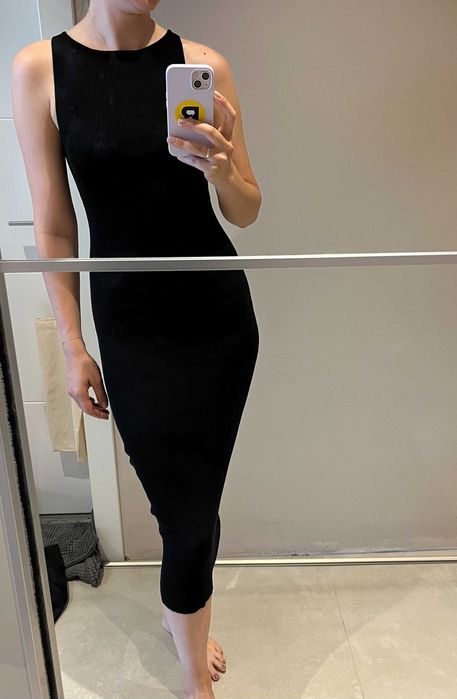 Reserved елегантна черна рокля с прилепнал по тялото силует