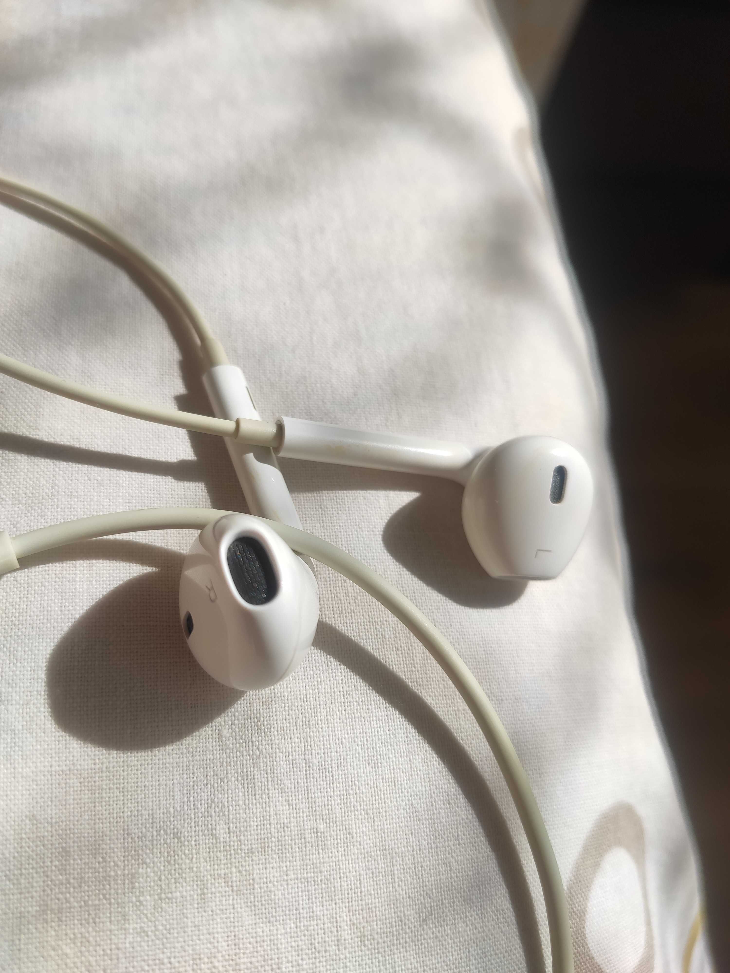 Apple Earpods with Lightning Connector