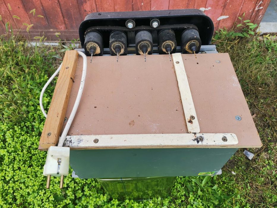 Машина за пробиване на пчелни рамки