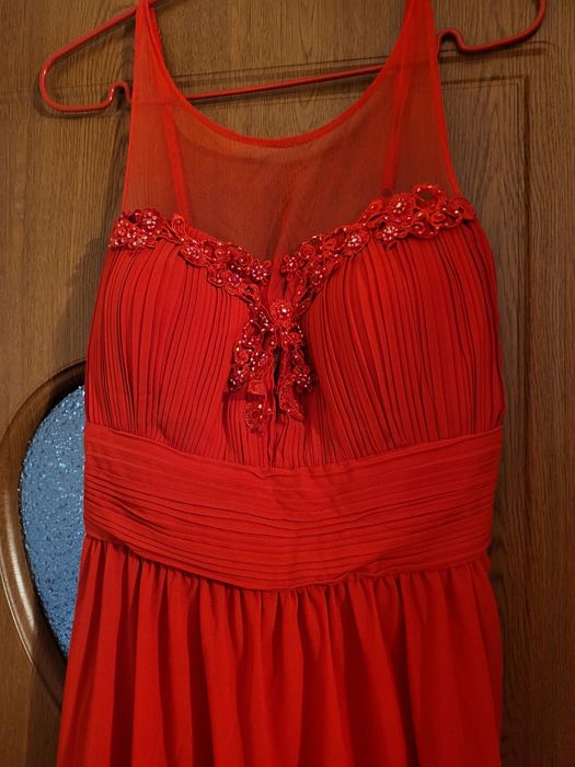 Rochie eleganta de seara cu broderie și plasa la decolteu.