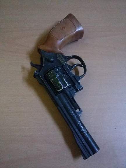 Jucarie,pistol vechi de jucarie,stare superba,functional,pistol panopl