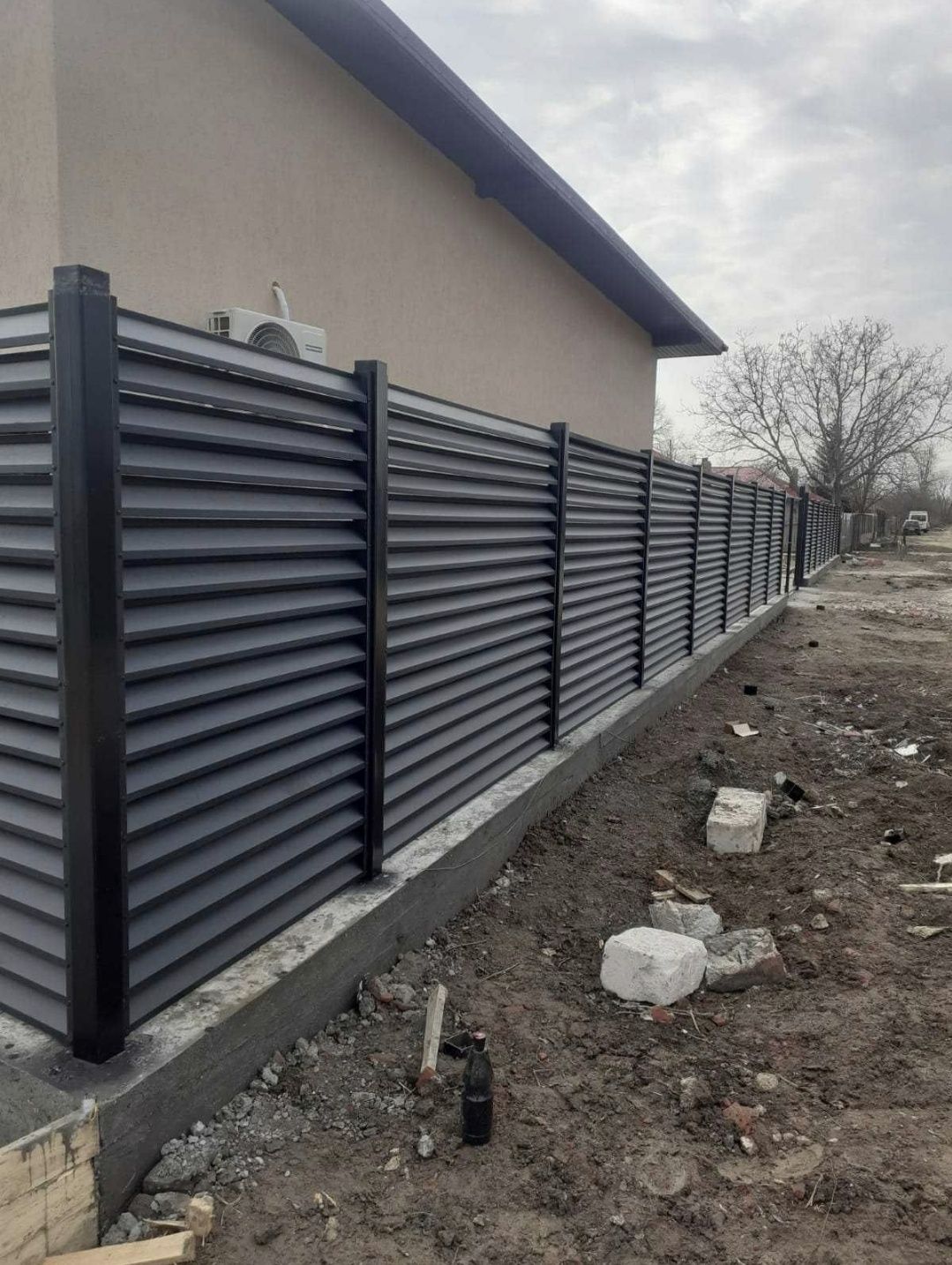 Fac garduri din:
- fier forjat;
- tablă cutată;
- șipcă metalică;
- pl