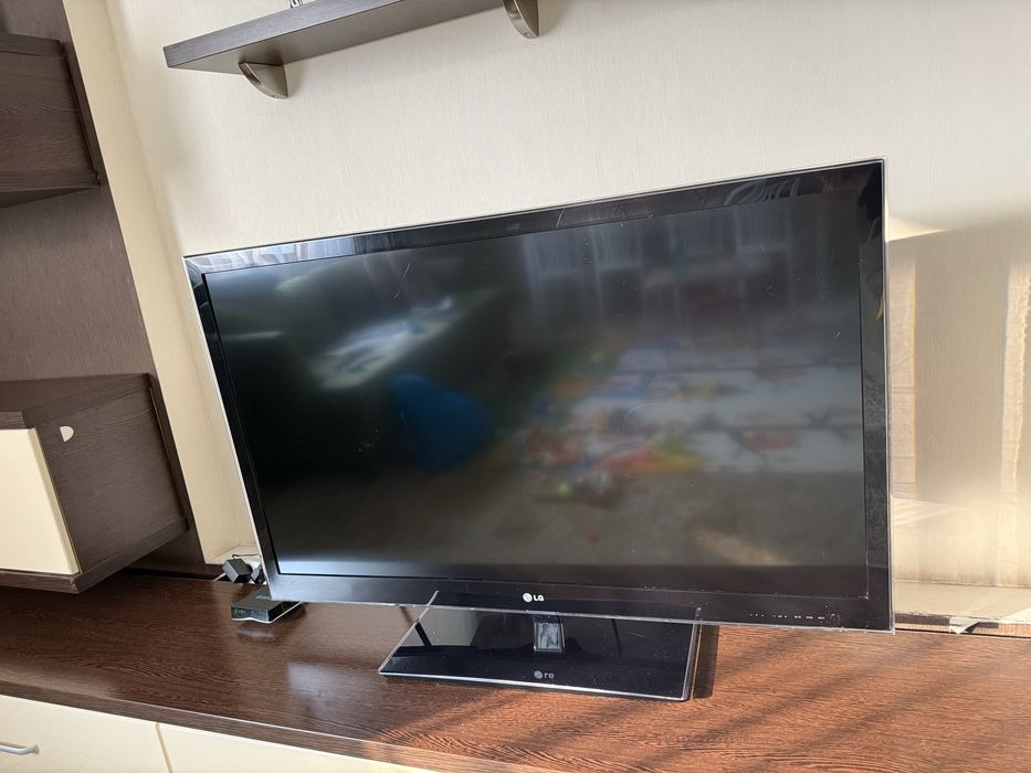 Телевизор LG Стоит на ножках, пульт в комплекте