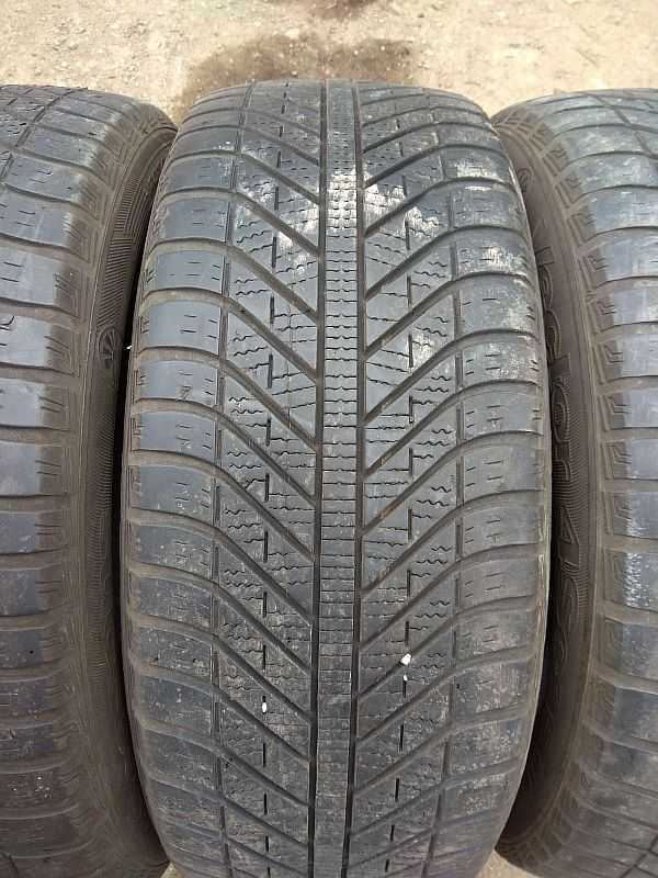 Шины 205/55 R16 - "GoodYear Vector 4Seasons" (Словения), всесезонные.