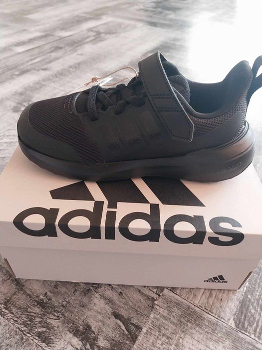 Маратонки adidas чисто нови