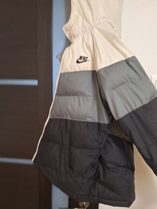 Vând geaca nike copii