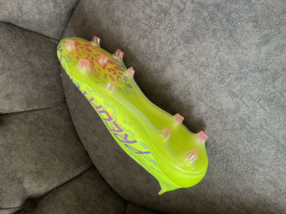 Vand ghete fotbal Adidas predator