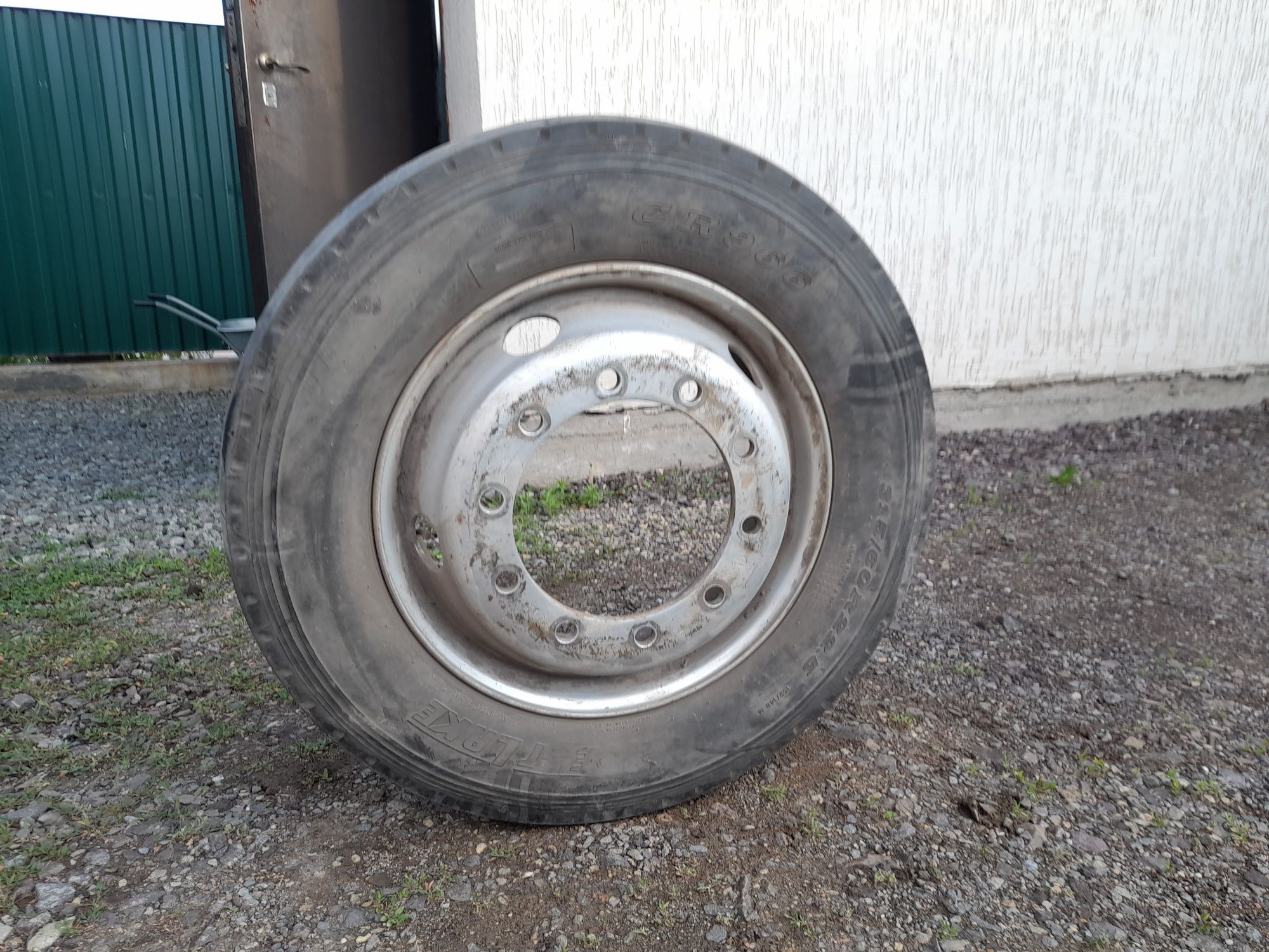 Продам шины с дисками на грузовой