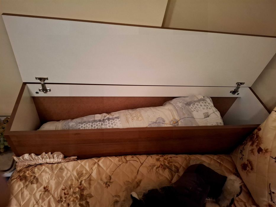Продавам секция,приста и скрин!