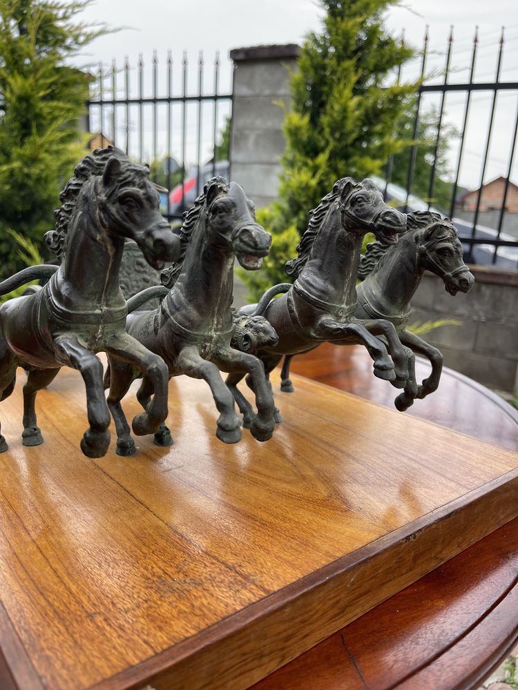 Cai din bronz și trăsura pe soclu de lemn