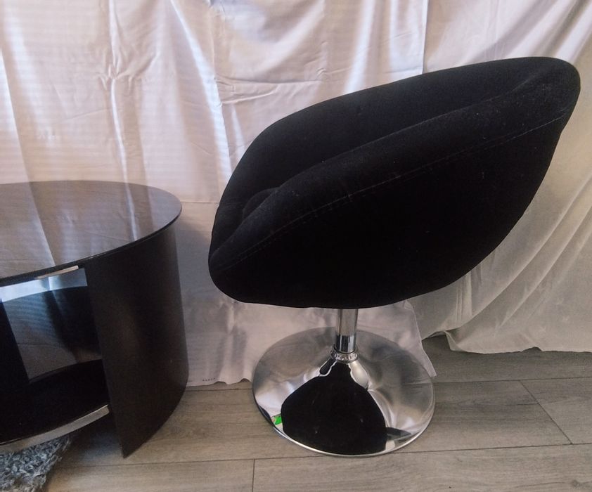 Set măsuță cafea din lemn si sticlă și 2 scaune ajustabile, rotative.