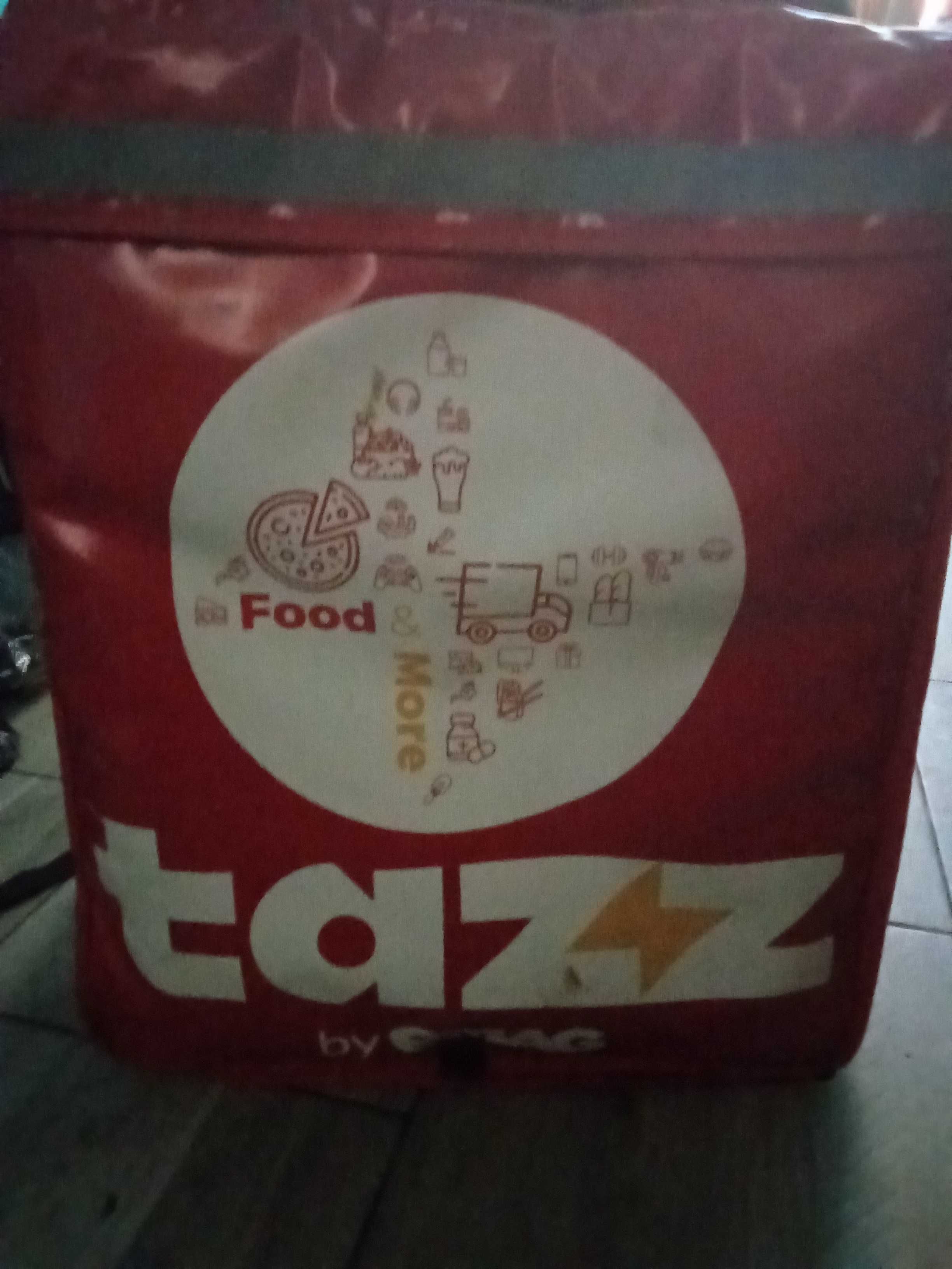Vând geanta Tazz