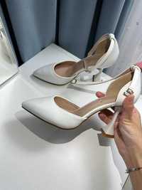Белые новые туфли