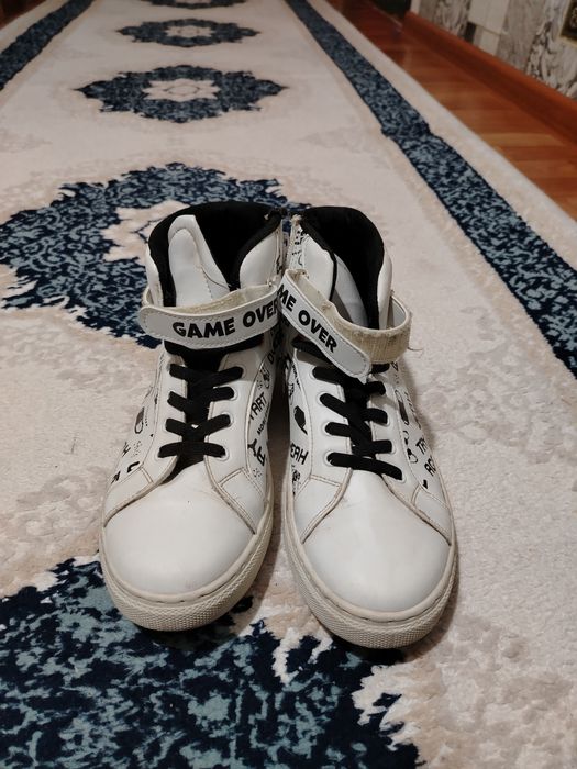 Повседневные кроссовки в хорошем состоянии