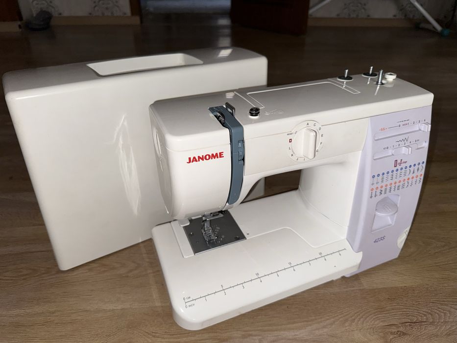 новая швейная машинка Janome 423S