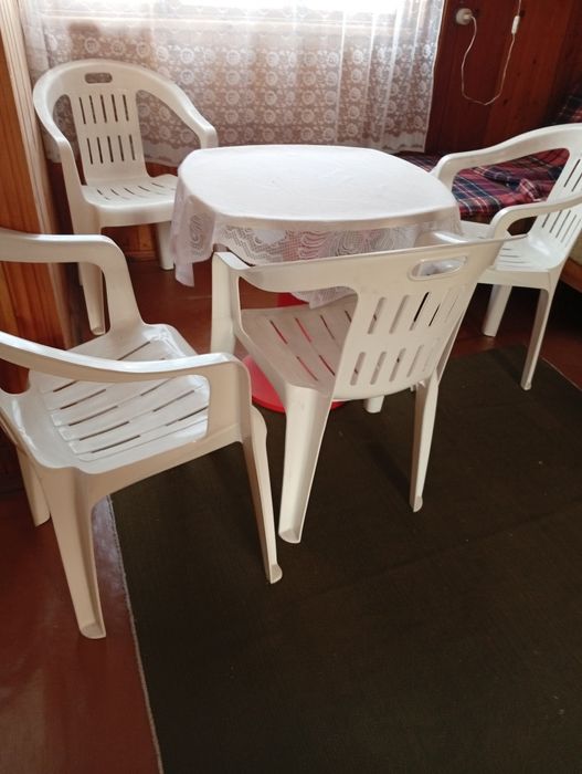 Комплект садовой мебели, стулья и стол пластиковые