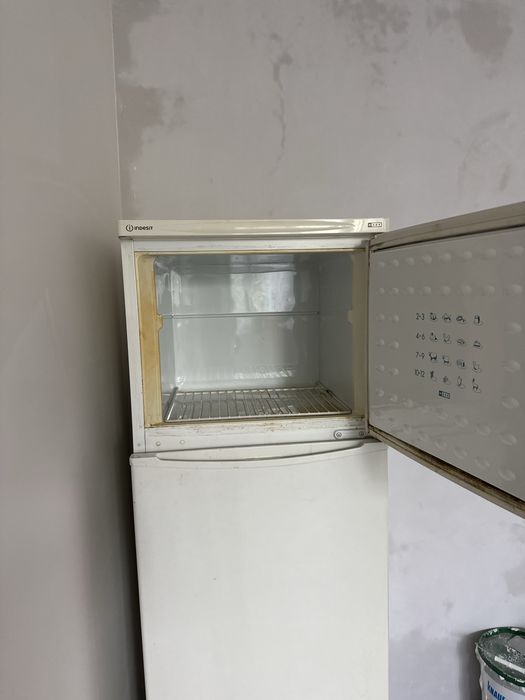 Хладилник с фризер Indesit