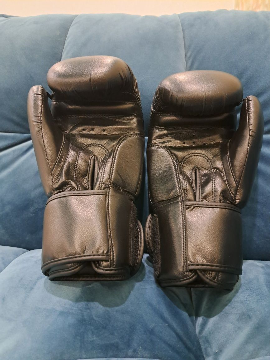 Продам боксерские перчатки + бинты