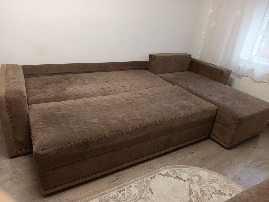 Colțar extensibil pe partea dreapta cu loc de depozitare in ambele păr
