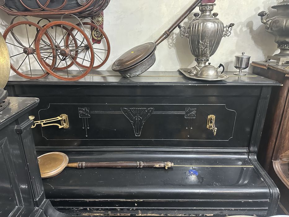 Аетикварное пианино с канделябрами, клавиши слоновая кость, рабочее